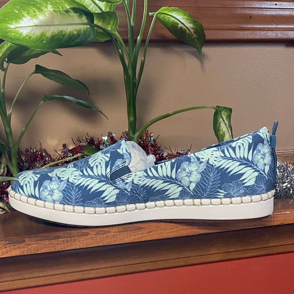 CLOUDSTEPPERS BY CLARKS SLIP-ON SHOES. BLUE TROPICAL. SIZE 11W. NEW IN BOX.